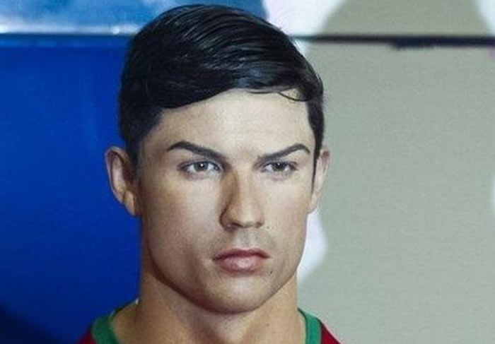 Cristiano Ronaldo manda o próprio cabeleireiro pentear seu boneco de cera, em Madrid