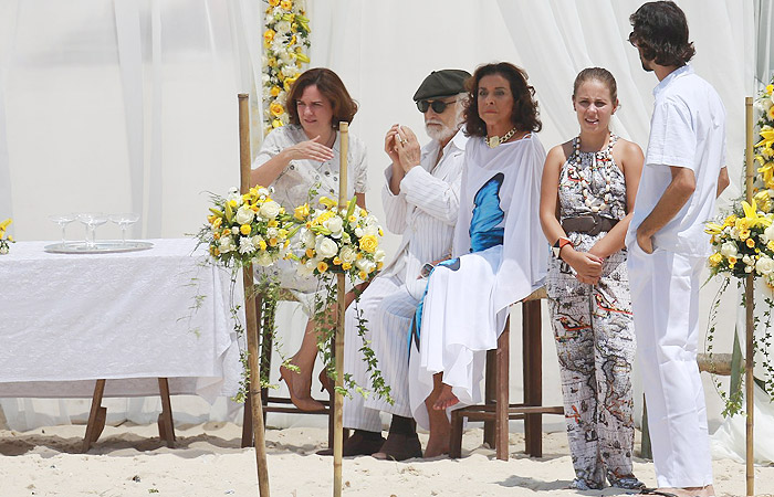 Francisco Cuoco e Betty Faria gravam as últimas cenas de novela na praia