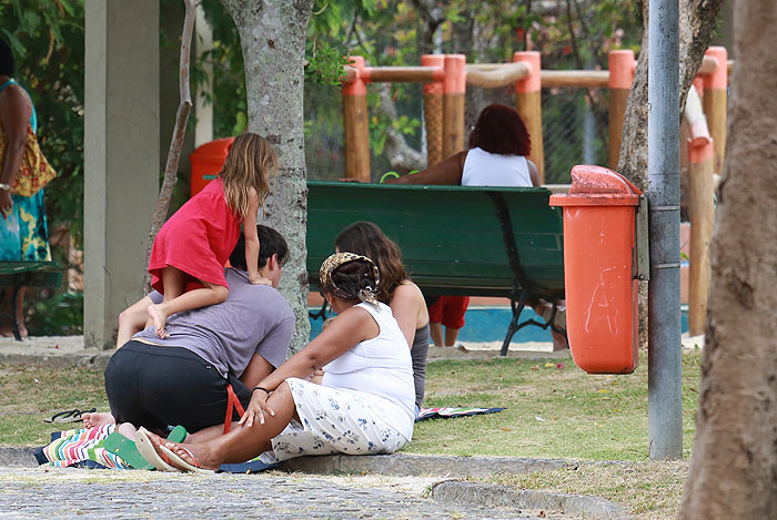 Thiago Lacerda se diverte com os filhos na praça do Pomar