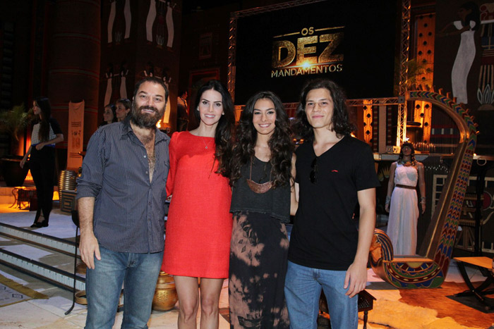 Samara Felippo, Gisele Itiê, Lisandra Souto e outros atores apresentam Os Dez Mandamentos