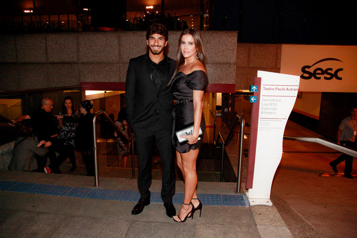 Deborah Secco e Hugo Moura chegam ao evento da APCA, em São Paulo