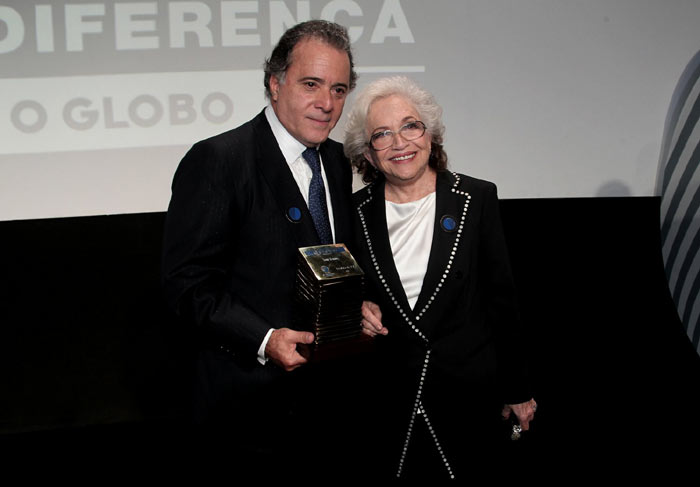 Tony Ramos e Nathalia Timberg recebem prêmio, no Rio de Janeiro
