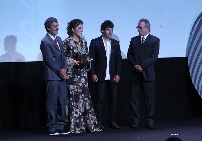 Tony Ramos e Nathalia Timberg recebem prêmio, no Rio de Janeiro