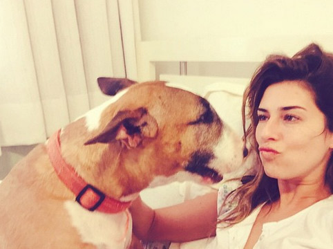 Muito amor! Cachorro de Fernanda Paes Leme acorda a atriz na cama