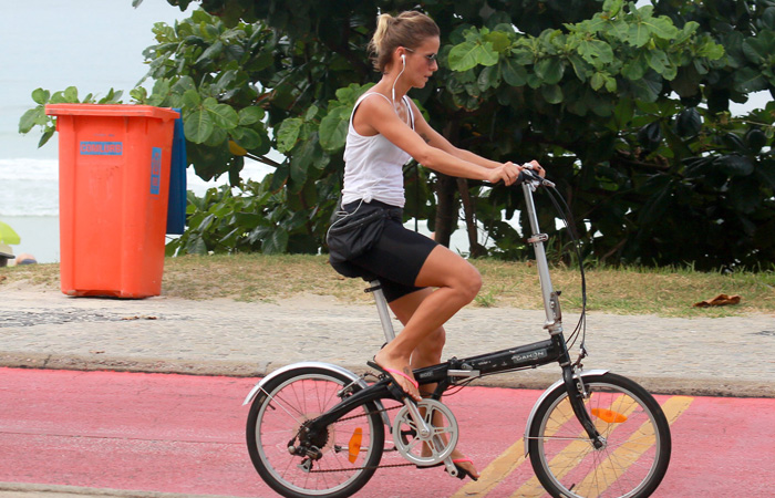Fernanda de Freitas aproveita tarde de sol para pedalar na orla carioca