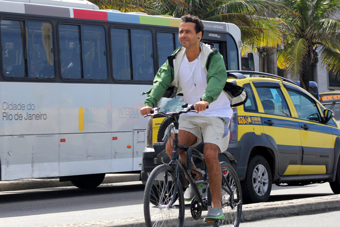  De jaqueta verde, Marcos Palmeira pedala pelo Rio de Janeiro 