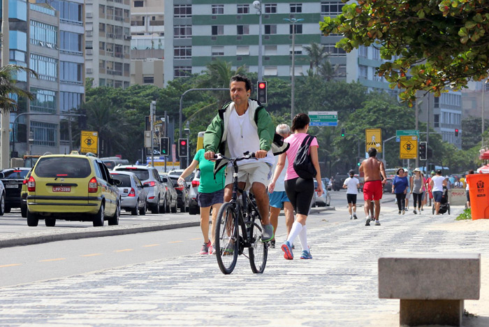  De jaqueta verde, Marcos Palmeira pedala pelo Rio de Janeiro 