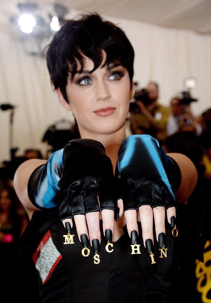 Katy Perry estampa nome de grife nas unhas no MET Gala