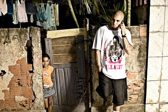 Ex-BBB Fernando Medeiros faz ensaio na favela de Vigário Geral, no Rio