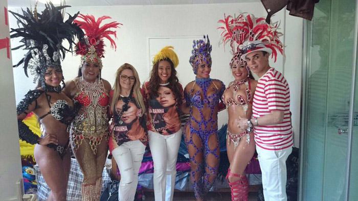 Carnaval? Ana Paula Evangelista cai na folia em festa brasileira na Suíça