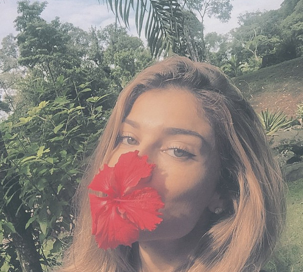 Grazi Massafera arrancou suspiros dos fãs no Instagram ao posar com flor na boca