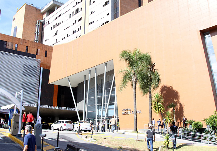 Em imagens: Tudo sobre o acidente de avião com Luciano Huck e Angélica! Casal foi levado com os filhos para o Hospital Israelita Albert Einstein depois de os primeiros atendimentos terem sido feitos na Santa Casa de Campo Grande, no Mato Grosso do Sul, onde Angélica fez uma tomografia, exame de praxe, por ser um exame de praxe para o tipo de impacto que eles sofreram e ela ter tido maior impacto na queda.