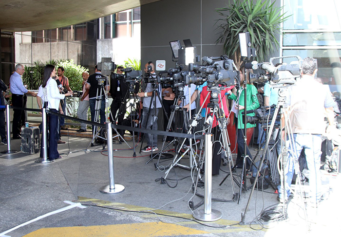 Uma barreira foi montada para que as câmeras não atrapalhassem a entrada de um dos prédios do hospital Israelita Albert Einstein, na zona sul de São Paulo, onde os apresentadores passaram a noite fazendo exames e de repouso