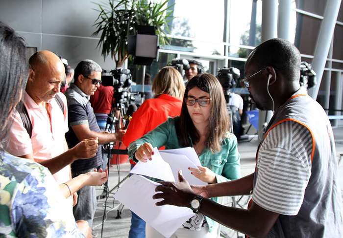 A Imprensa formou um verdadeiros plantão em busca de informações à espera do Boletim Médico dando notícias sobre o casal. Quando saiu, o informe foi distribuído pelos jornalistas em frente ao local para que os veículos fossem informados