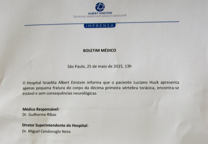 O boletim de Luciano Huck confirmou a fratura na décima primeira vértebra torácica do apresentador. Apesar do impacto ter sido forte, a calma do apresentador foi essencial para minimizar os danos. Eles ainda conseguiram proteger muito bem os filhos, que já receberam alta