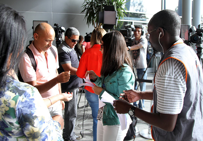 Com as informações dos boletins, os repórteres puderam dar mais notícias sobre o casal de apresentadores aos canais e portais que esperavam nas redações.