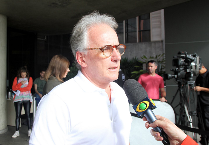 Quase ao mesmo tempo que o boletim, Otávio Mesquita também saiu do hospital, depois de visitar os apresentadores, para tranquilizar os fãs sobre o estado de saúde do casal