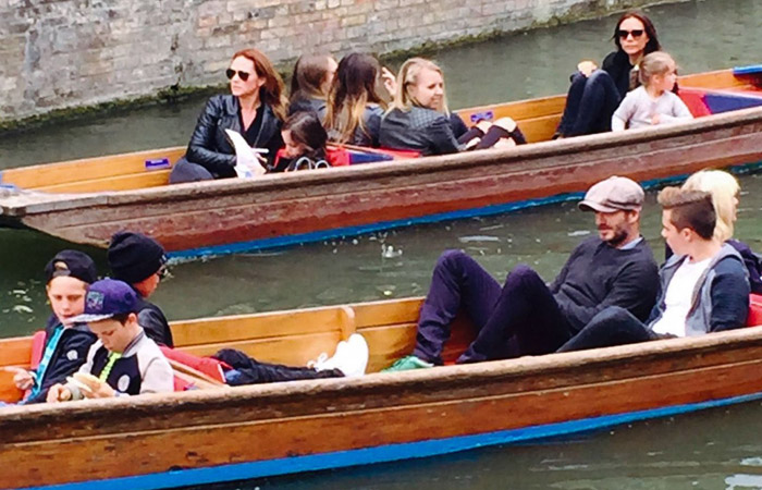 David Beckham passeia de barco com a família em universidade