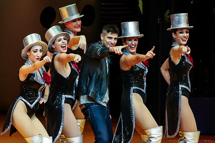 Reynaldo Gianecchini dança com as Chacretes em musical