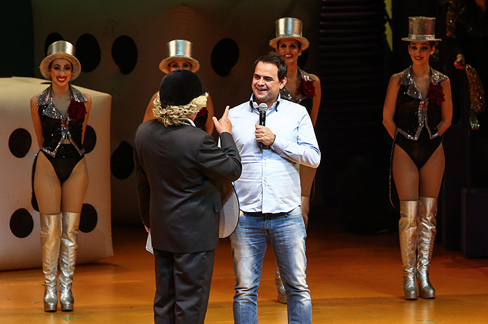 Marvio Lucio recebe elogios de Chacrinha durante o show de calouros do apresentador na montagem do Musical, em São Paulo