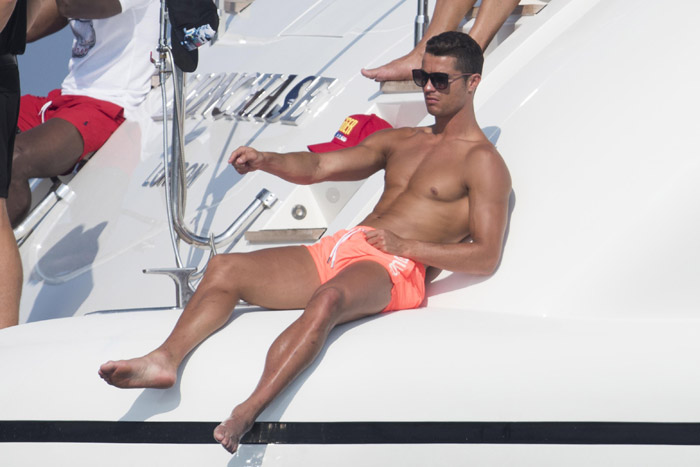 Cristiano Ronaldo mostra sua ótima forma em St. Tropez