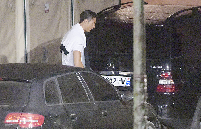 Cristiano Ronaldo é flagrado fazendo xixi em rua de St. Tropez