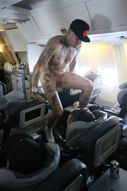 Homem fica pelado em avião e urina no pé de ator famoso