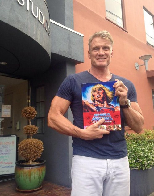 Homem fica pelado em avião e urina no pé de ator famoso