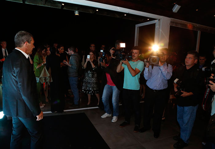 Antonio Banderas chega para festa de lançamento de seu perfume King of Seduction