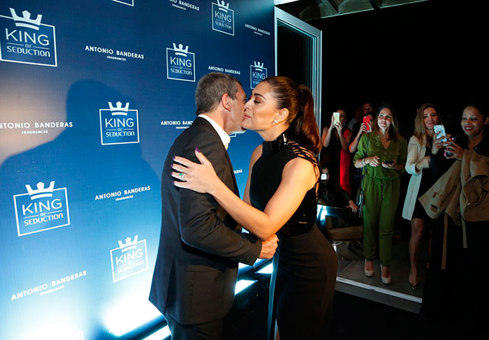 Juliana Paes recepciona Antonio Banderas durante festa de lançamento do perfume King of Seduction, no Rio