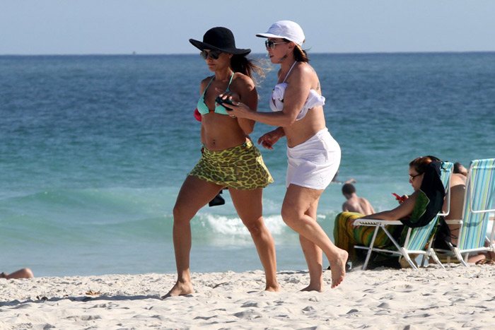 Zilu Godói passa Carnaval na praia e exibe boa forma em clique na web -  Quem