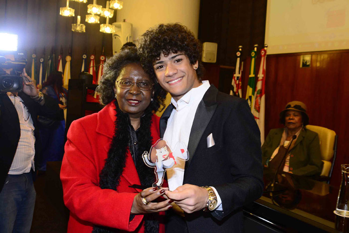Gabriel Santana recebe prêmio de Netinho de Paula 