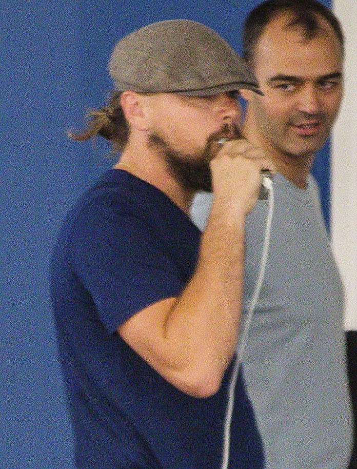 Com cigarro eletrônico, Leonardo DiCaprio visita exposição