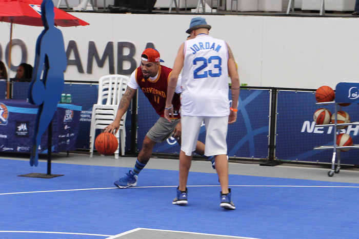 Naldo Benny joga basquete com atleta da NBA