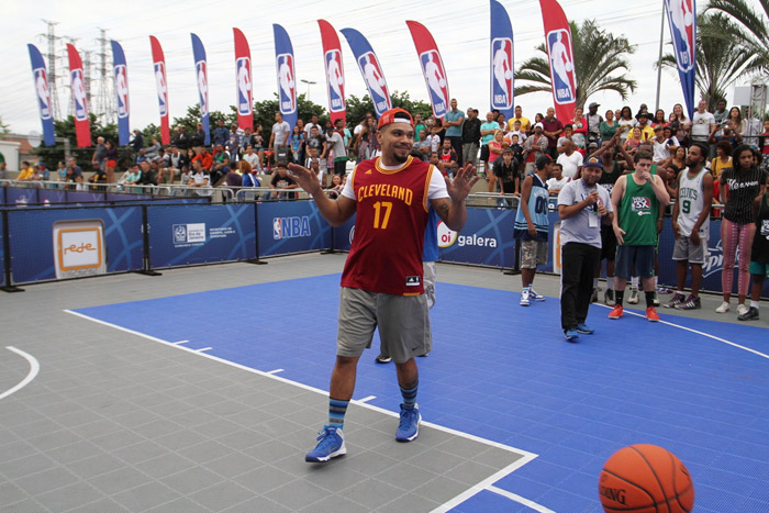 Naldo Benny joga basquete com atleta da NBA