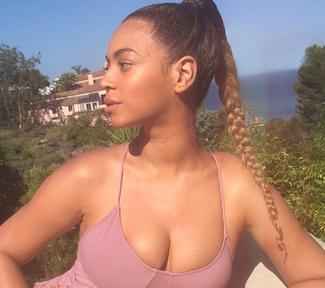 Beyoncé abusa do decote em foto nas redes sociais