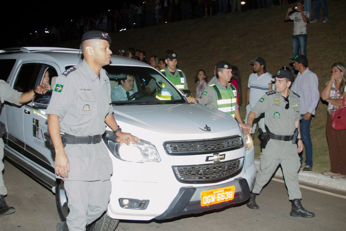 Corpos de Cristiano Araújo e da namorada são velados em Goiânia