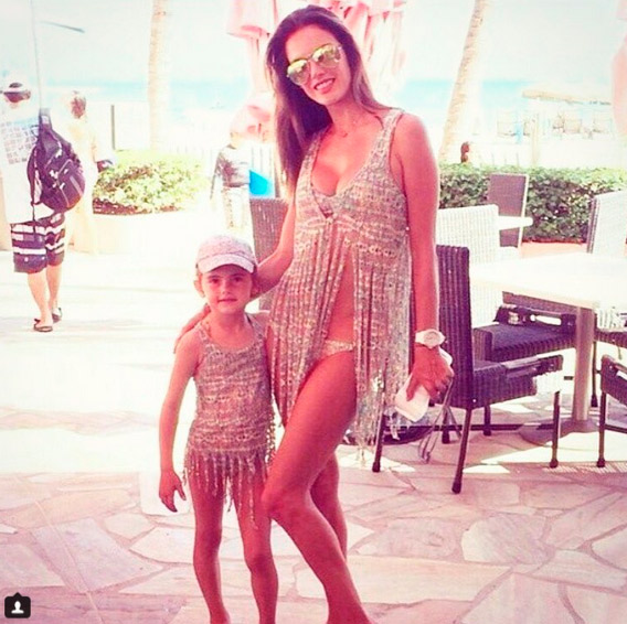 Alessandra Ambrósio posta foto com look igual ao da filha
