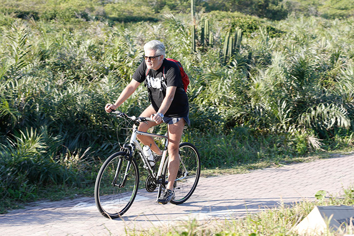 Tarcísio Filho pedala em meio à reserva natural no Rio