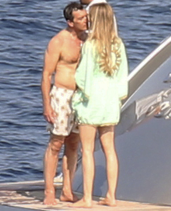 Antonio Banderas protagoniza momento romântico com namorada