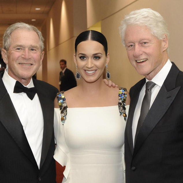 Tá podendo! Katy Perry posa com ex-presidentes dos EUA
