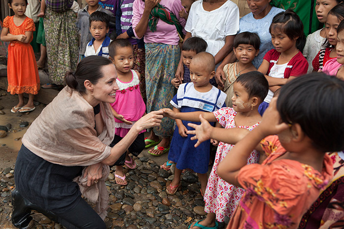 Angelina Jolie se encontra com refugiados na Birmânia