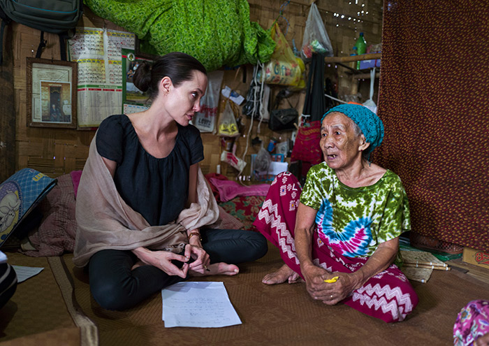 Angelina Jolie se encontra com refugiados na Birmânia