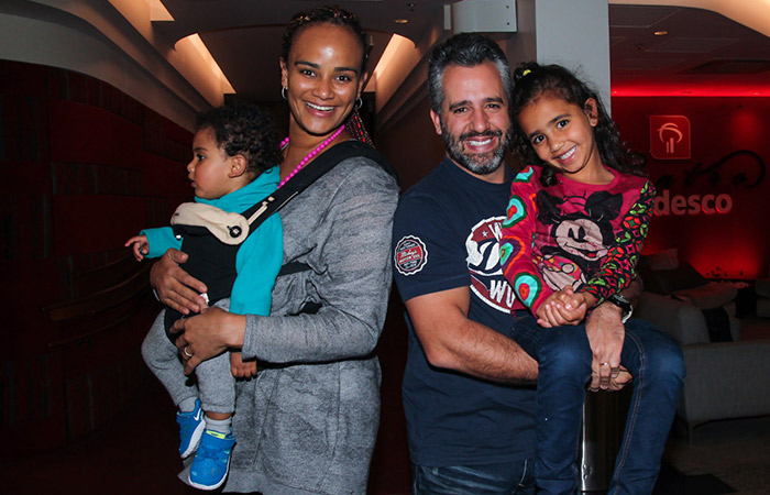 Luciana Mello com o marido, o fotógrafo Ike Levy, e os filhos do casal Nina e Tony