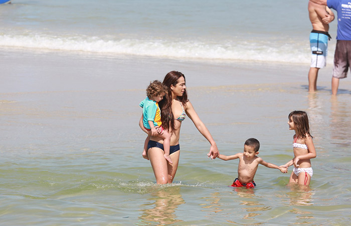 Cássia Linhares se diverte com a família na Barra da Tijuca