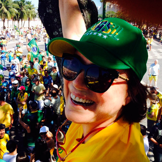 Regina Duarte esbanja alegria durante protestos contra governo em Copacabana