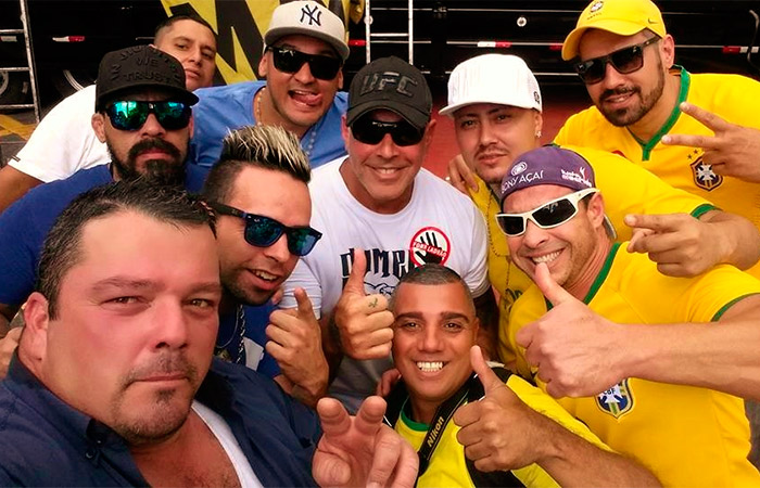 Alexandre Frota posa com amigos durante manifestação em São Paulo