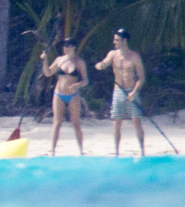 Jennifer Aniston e o marido relaxam em praia na lua de mel