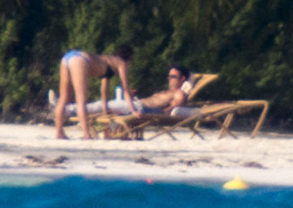 Jennifer Aniston e o marido relaxam em praia na lua de mel