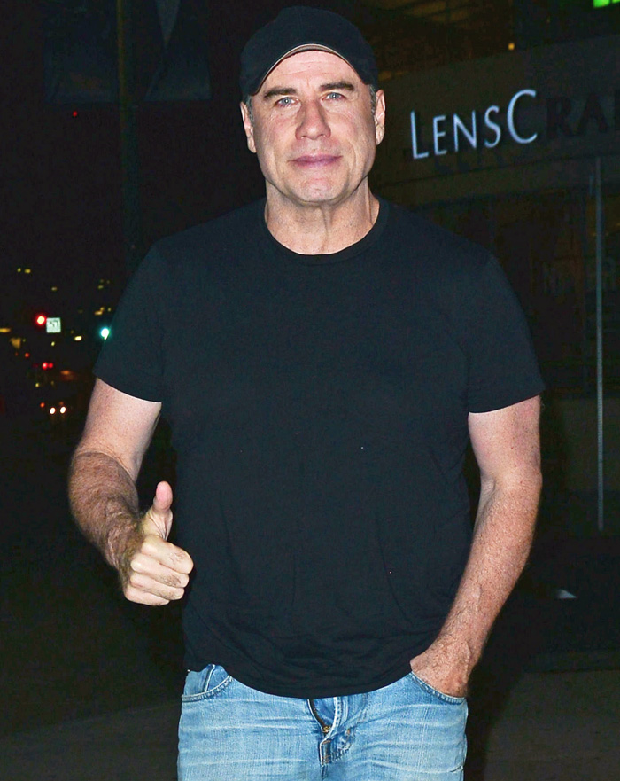 John Travolta deixa zíper da calça aberto em Los Angeles